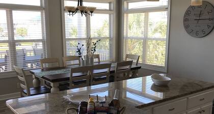 Canal Front w/ Putting Green w/ private dock & private heated pool; Sleeps 18+