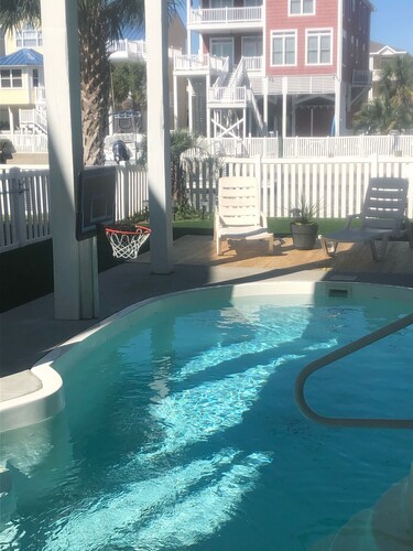 Canal Front w/ Putting Green w/ private dock & private heated pool; Sleeps 18+ 