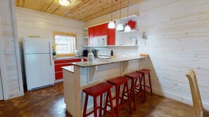 Jääkaappi, mikroaaltouuni, astianpesukone, kahvin-/teenkeitin