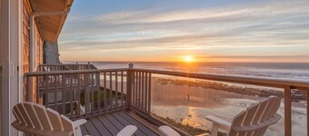 Moonraker -Oceanfront, balcony, kitchen, fireplace
