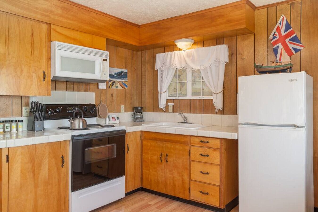 Geladeira, micro-ondas, fogão, cooktop