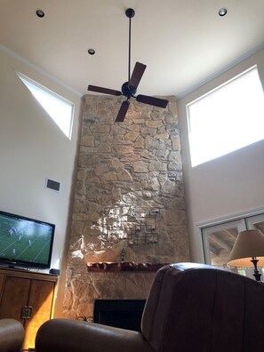 Smart-TV, peis, DVD-spiller og bøker