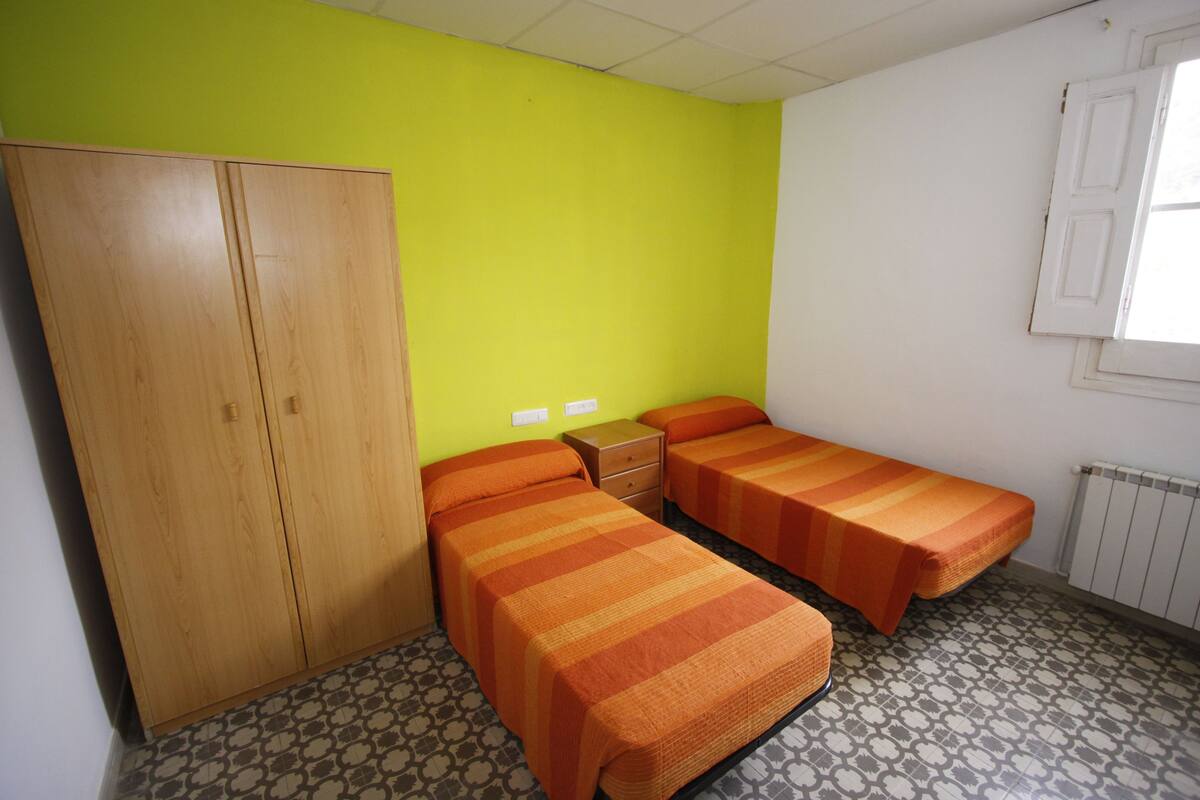 Habitación con 2 camas individuales | Cortinas blackout, cunas gratuitas, wifi gratis y ropa de cama 