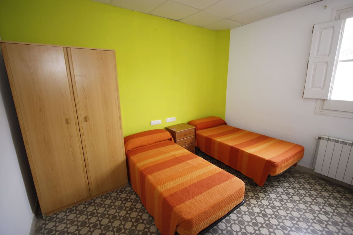 Twin Room | Blackout drapes, free cribs/infant beds, free WiFi, bed sheets