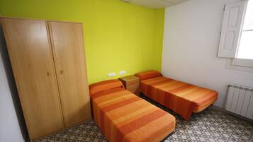 Habitació amb dos llits individuals | Cortines opaques, bressols gratuïts, wifi gratuïta i roba de llit