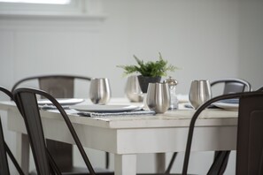 Dining - Restful  and Quaint Cottage (Conestoga)