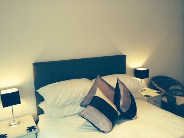 Habitación doble Deluxe (With Shower) | Ropa de cama de alta calidad y escritorio 