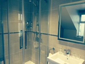 Habitación doble Deluxe (With Shower) | Baño | Regadera, amenidades de baño gratuitas, secadora de cabello, batas 