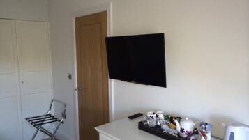 Premium bedding, desk, iron/ironing board, free WiFi