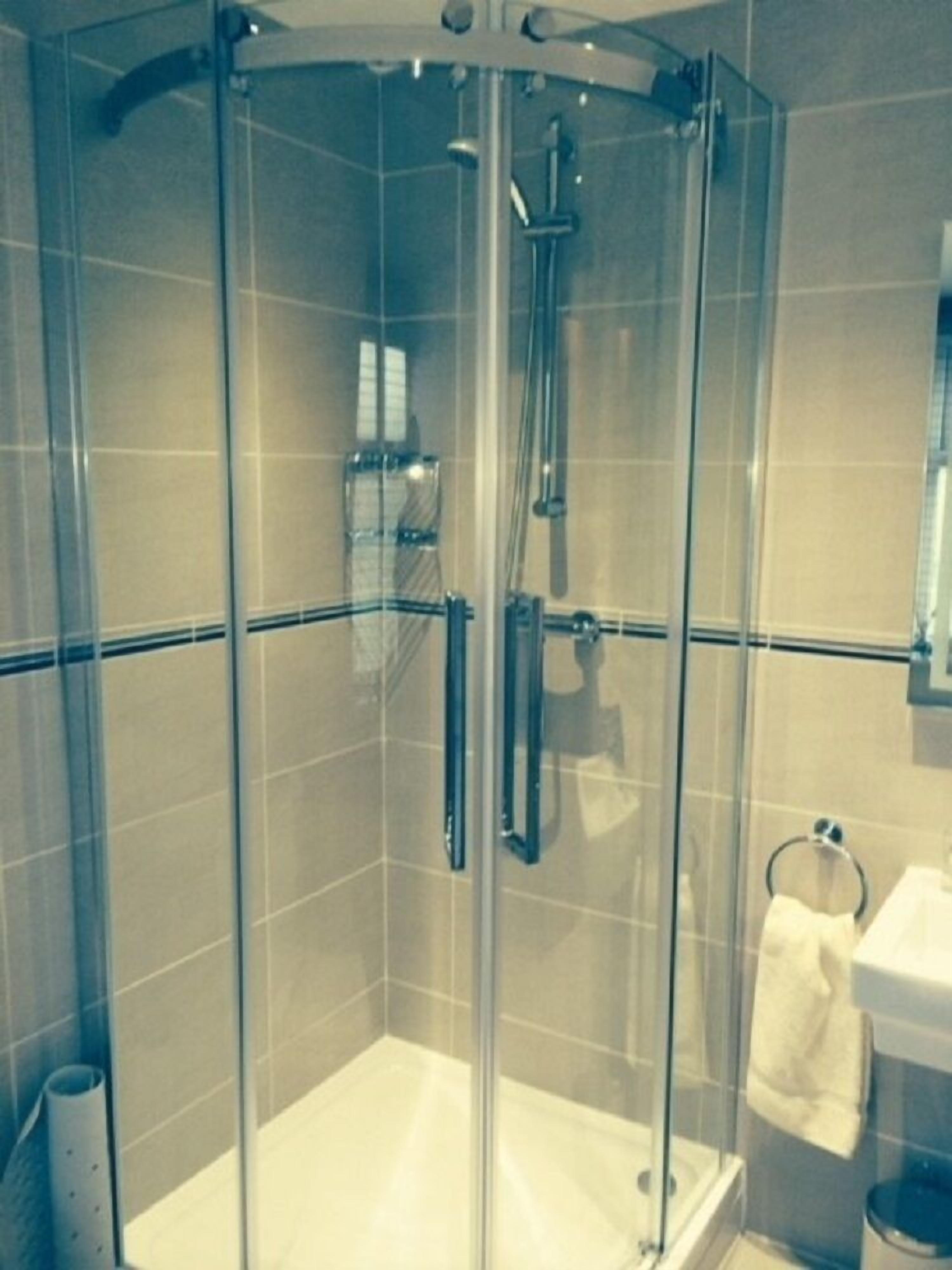 Deluxe Double Room (With Shower) | Bathroom | Shower, free toiletries, hair dryer, bathrobes