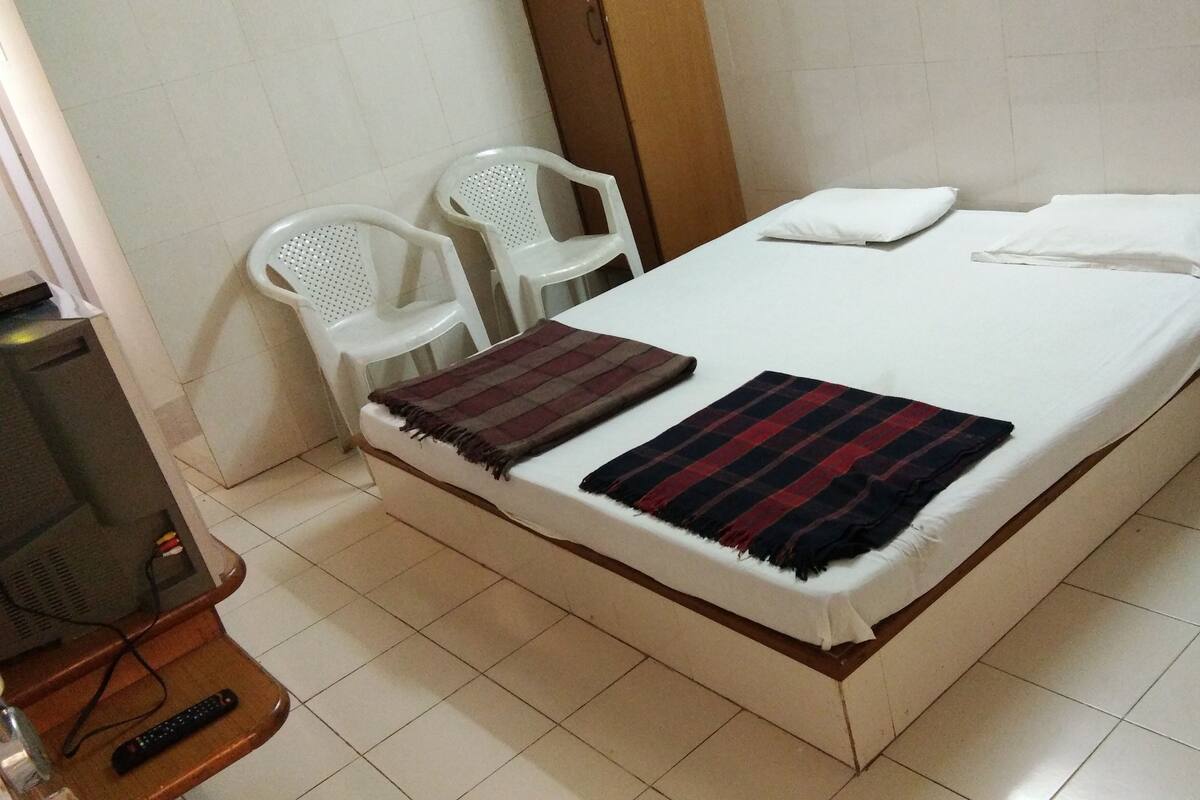 Caja de seguridad en la habitación y escritorio