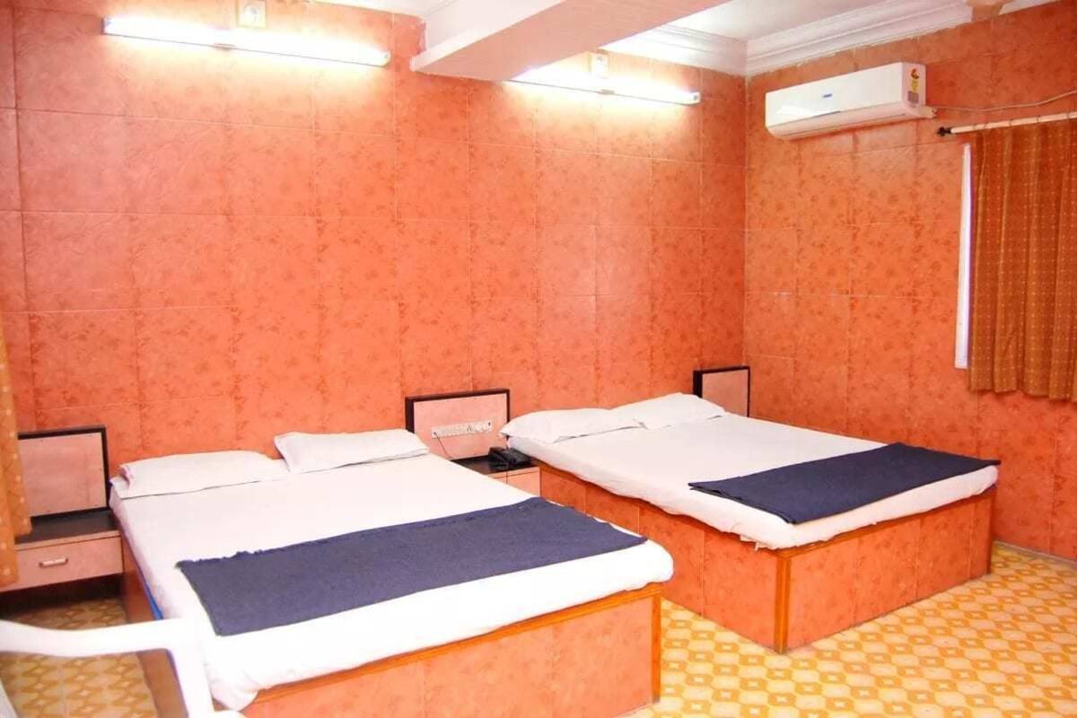 Caja de seguridad en la habitación y escritorio