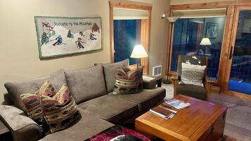 Smart TV, fireplace, stereo