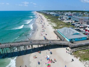 Beach nearby, sun loungers - "The Sea Shack" Cottage Feet to Sand (Carolina Beach)