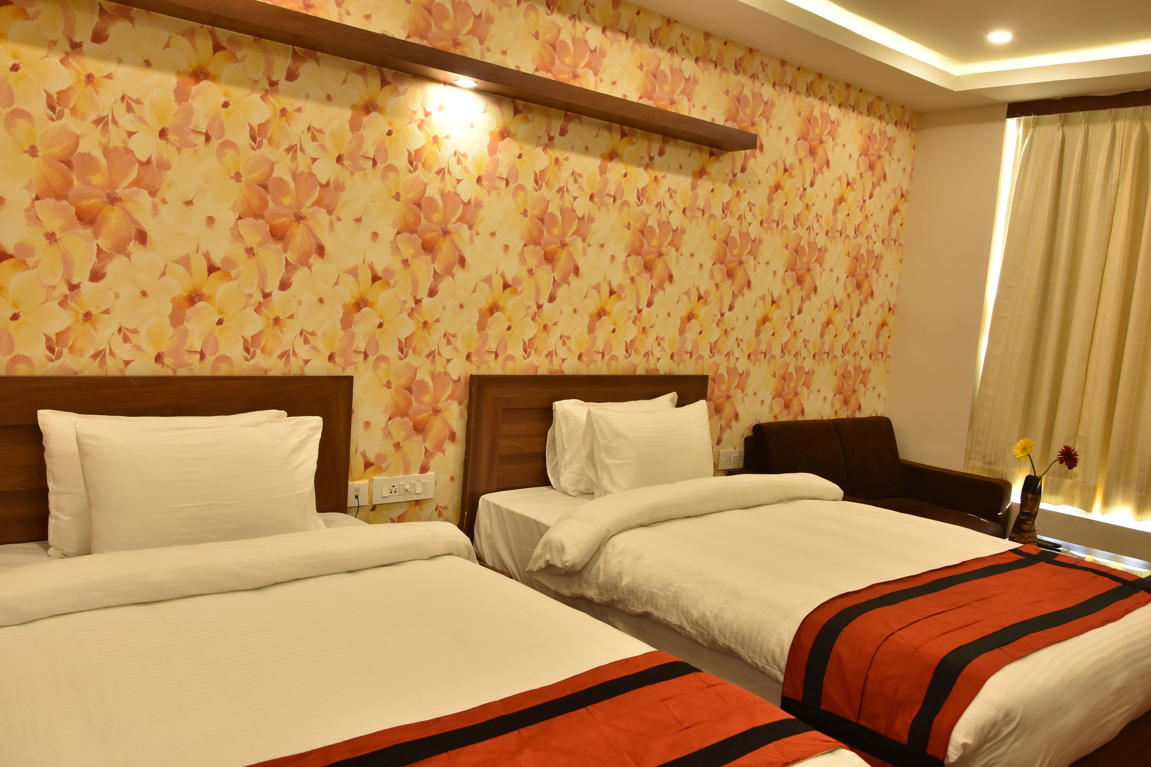 deluxe double room, 1 king bed, non smoking | premium bedding, minibar, in-room safe, desk