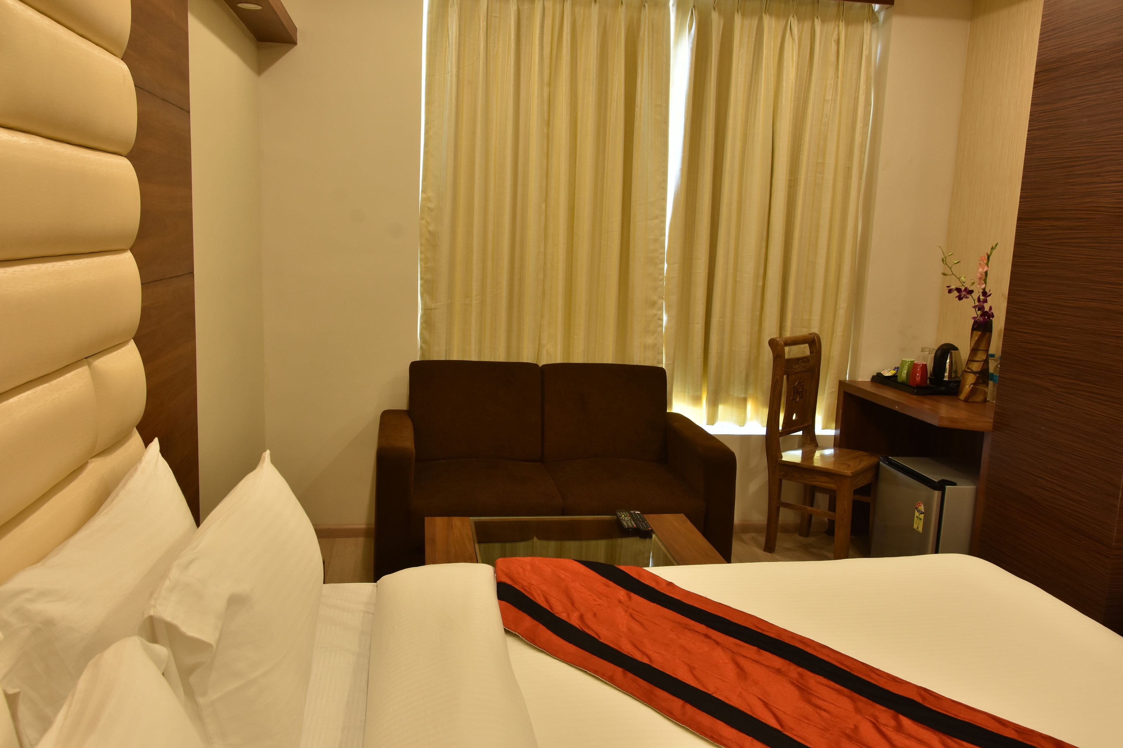 deluxe double room, 1 king bed, non smoking | premium bedding, minibar, in-room safe, desk