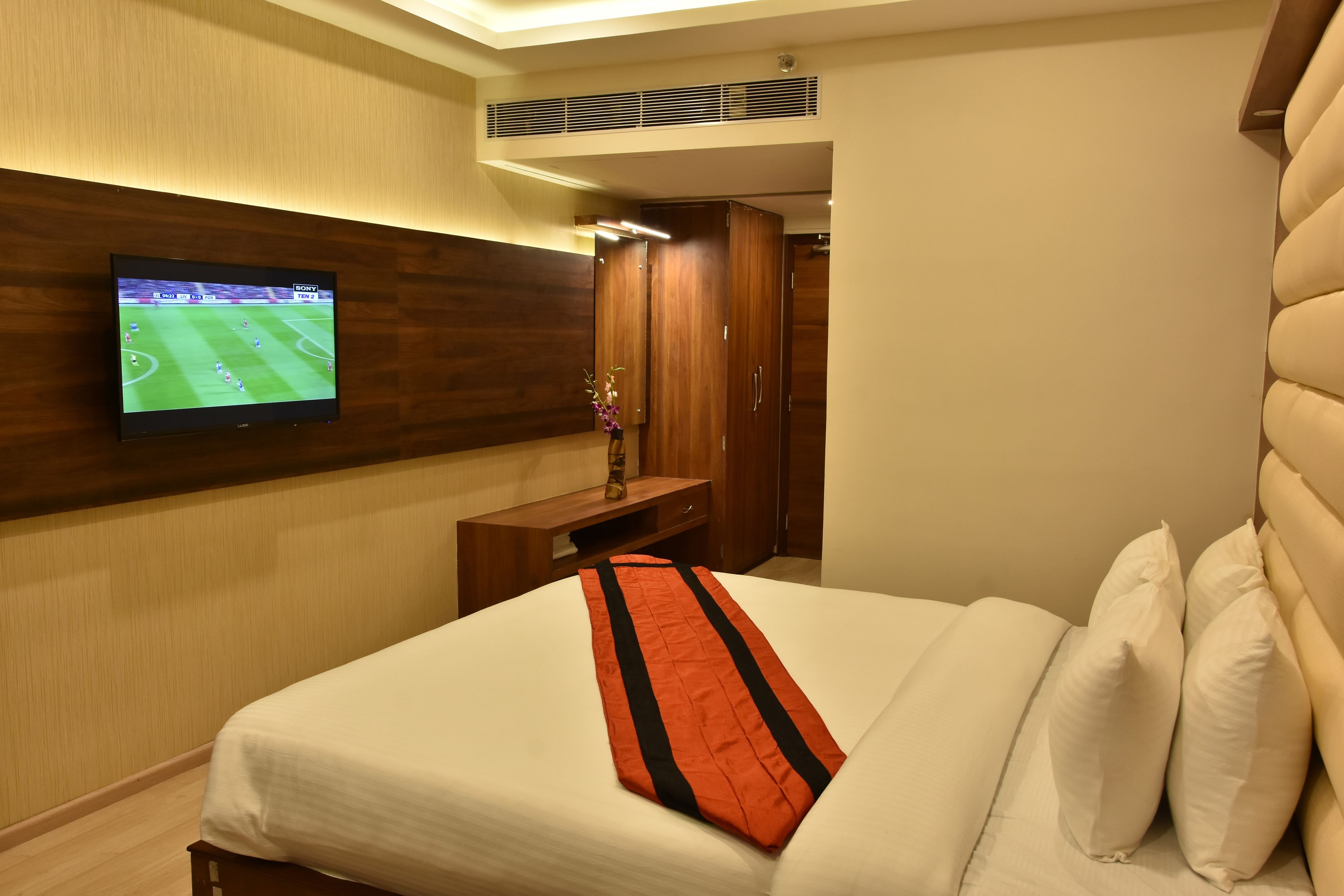 deluxe double room, 1 king bed, non smoking | premium bedding, minibar, in-room safe, desk