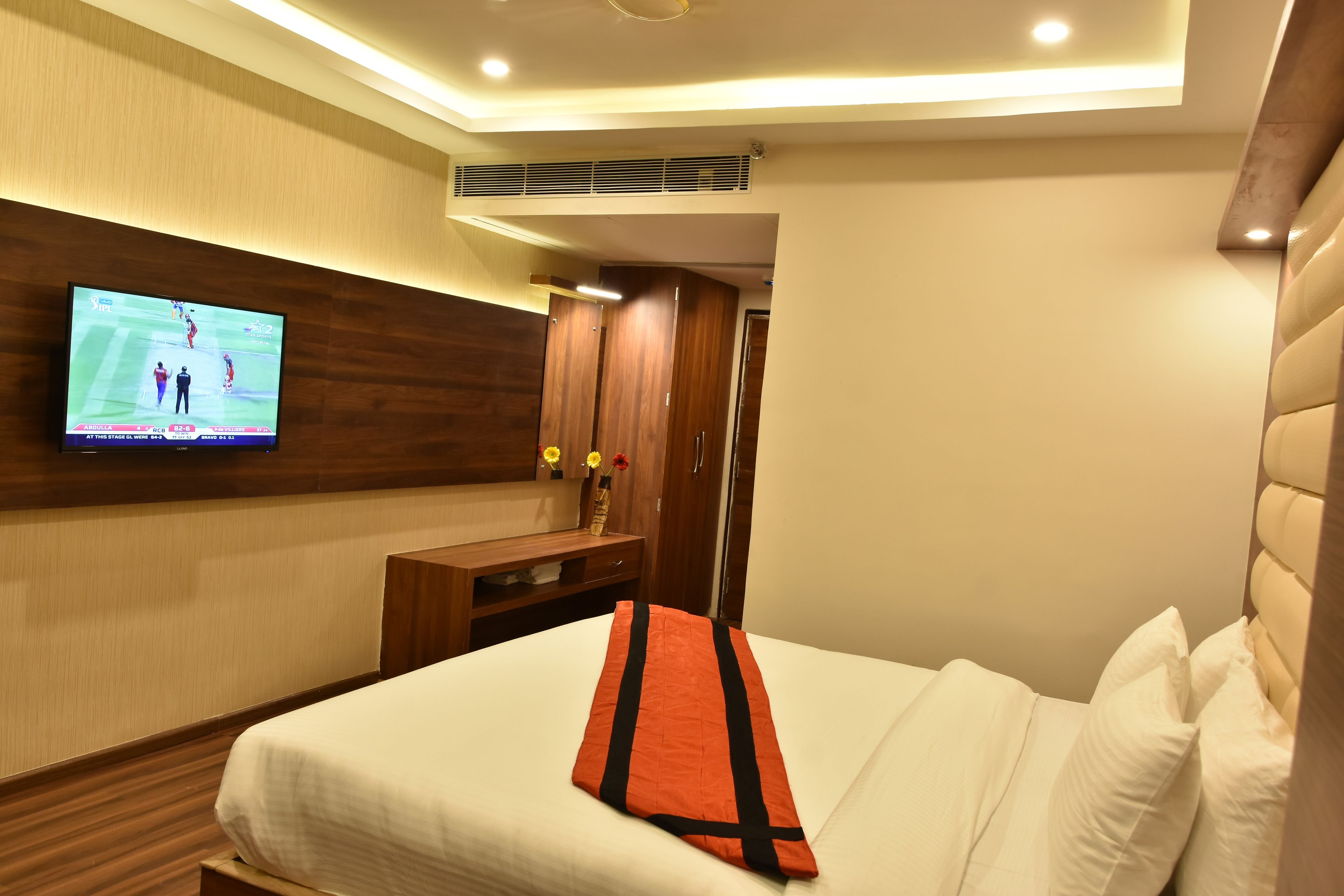 deluxe double room, 1 king bed, non smoking | bathroom | shower, free toiletries, towels