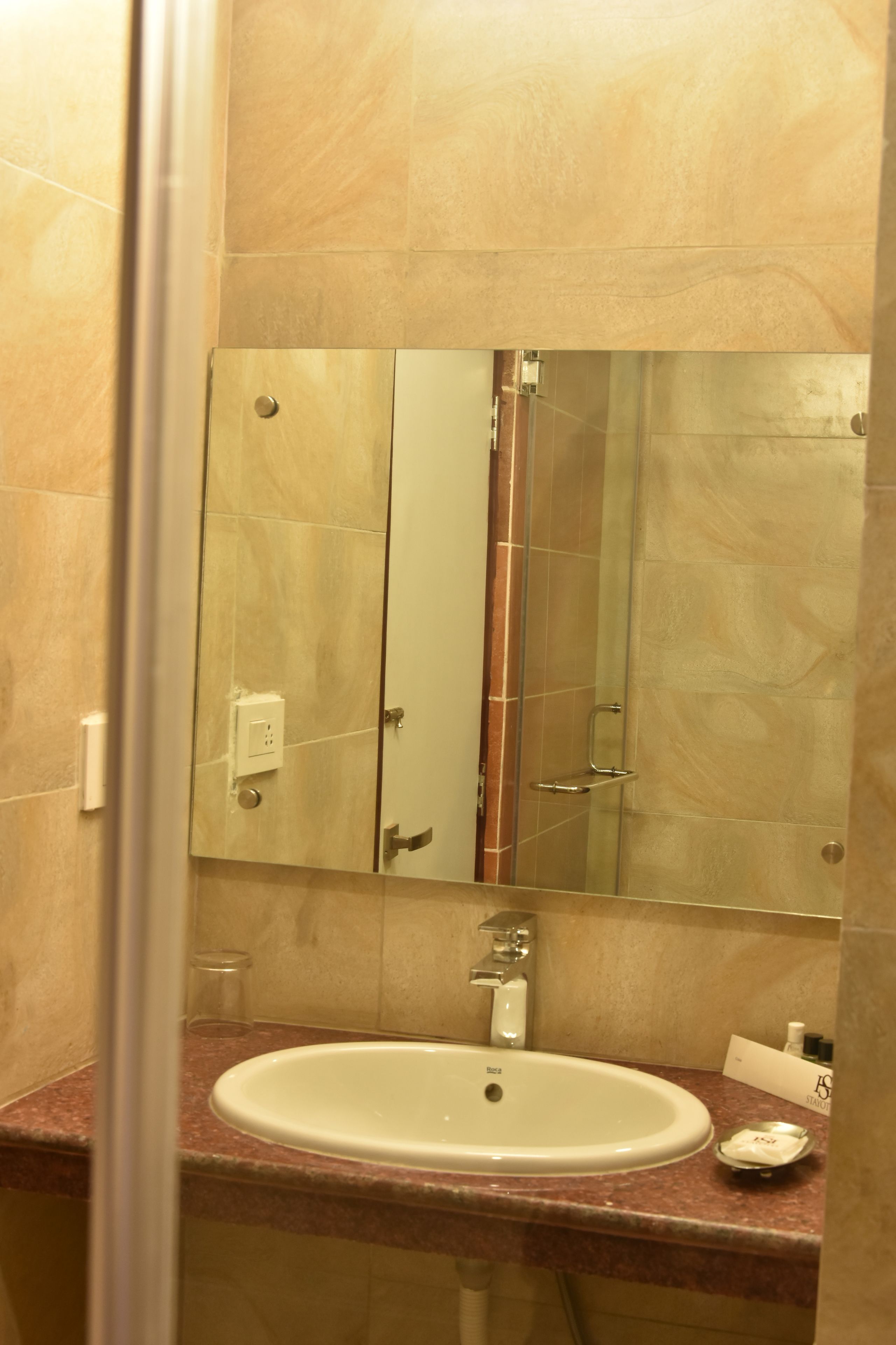 deluxe double room, 1 king bed, non smoking | bathroom | shower, free toiletries, towels