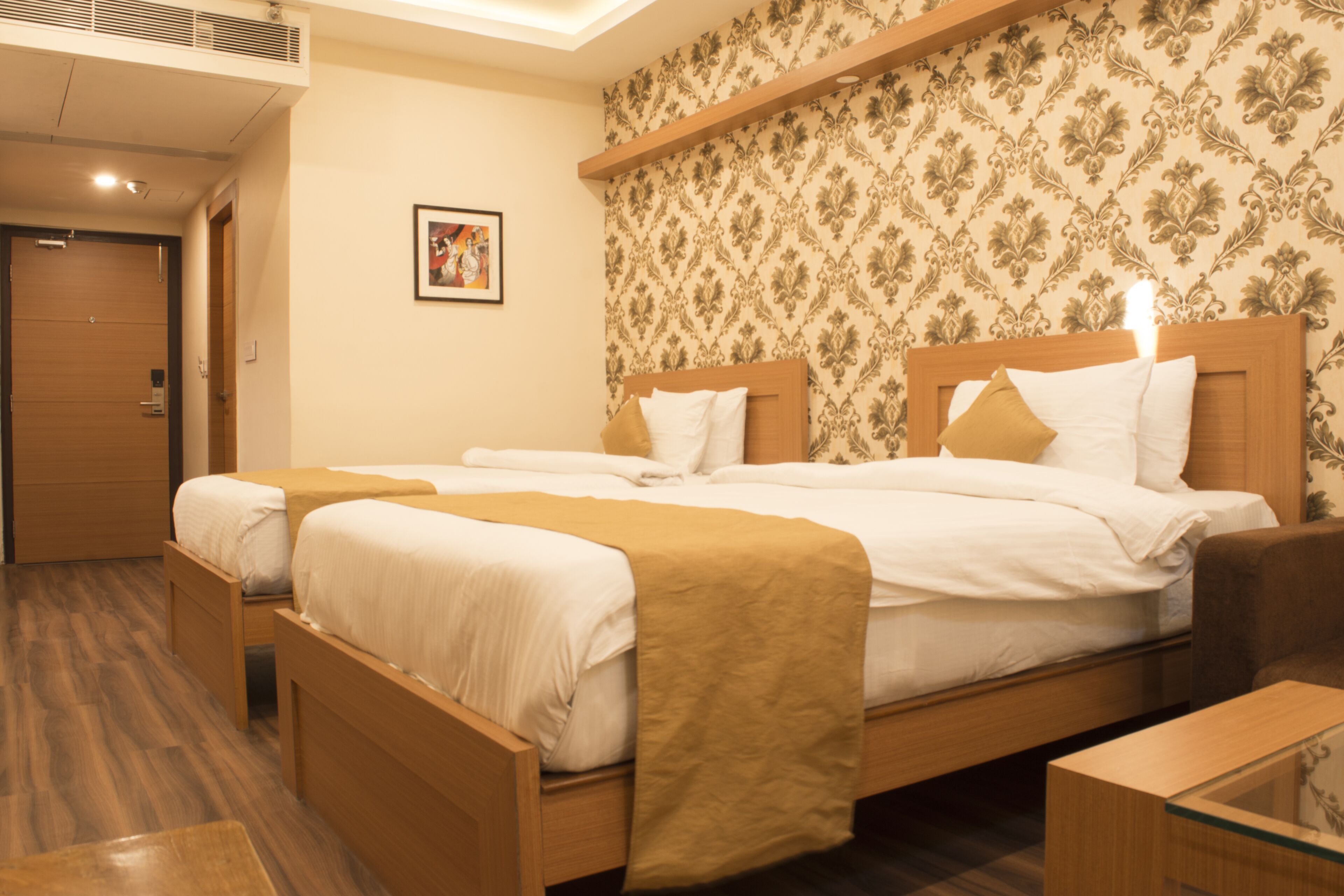deluxe double room, 1 king bed, non smoking | bathroom | shower, free toiletries, towels
