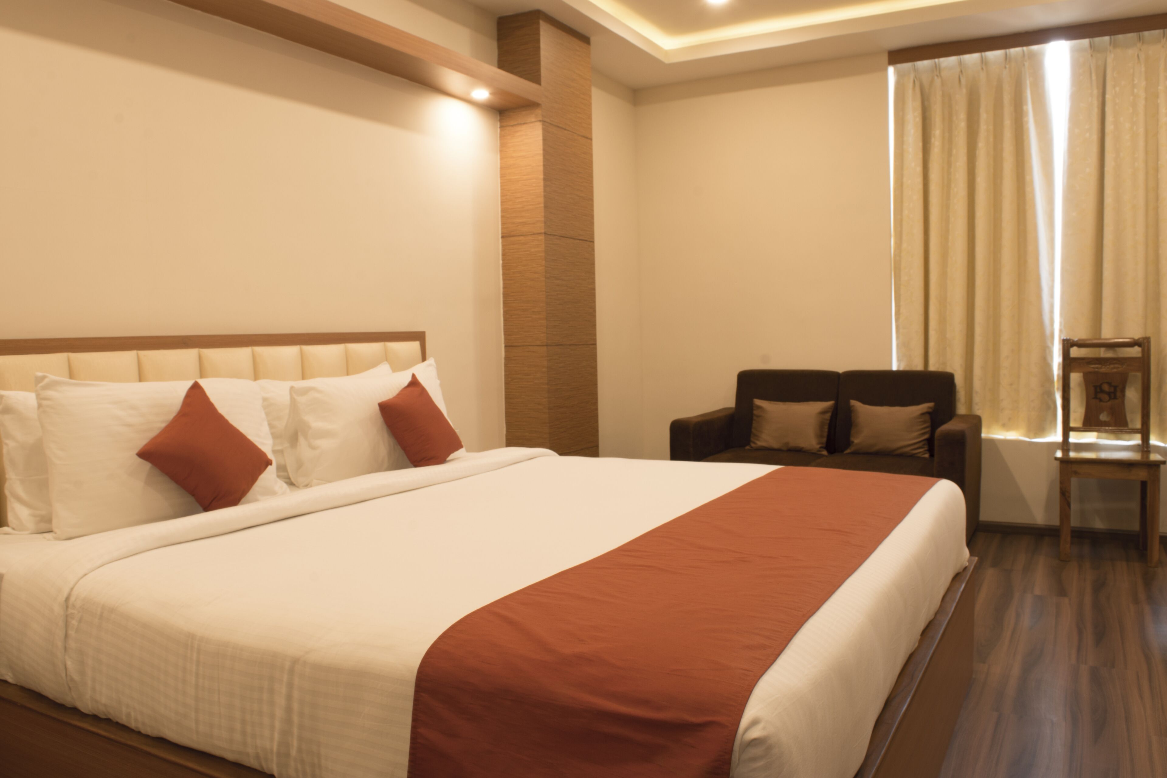 deluxe double room, 1 king bed, non smoking | premium bedding, minibar, in-room safe, desk