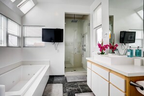 Een douche, een haardroger, handdoeken, zeep