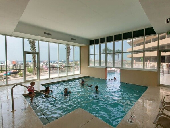 Una piscina interior con vistas despejadas al exterior.