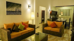 A living room with two sofas, a coffee table, and a painting on the wall. - Sithi Villas (Hikkaduwa)