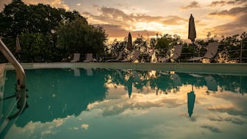 Kolam renang terbuka, dibuka dari pukul 9:30 hingga 19:00, payung kolam