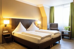 Basic Double Room, 1 Bedroom | In-room safe, desk, iron/ironing board, free WiFi - Hotel Aulmann (Trier)