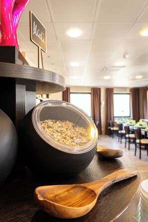 Daily buffet breakfast (EUR 14 per person) - Hotel Aulmann (Trier)