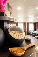 Desayuno buffet diario (EUR 14 por persona)