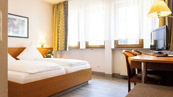Basic-Doppelzimmer, 1 Schlafzimmer | Zimmersafe, Schreibtisch, Bügeleisen/Bügelbrett, kostenloses WLAN