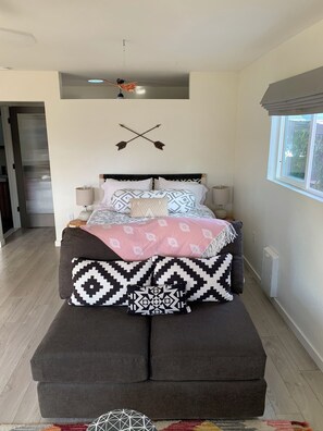 Iron/ironing board, free WiFi, bed sheets, wheelchair access - Pet Friendly, Light-filled, Organic Studio, Full Kitchen, Hot Tub (Central Point)