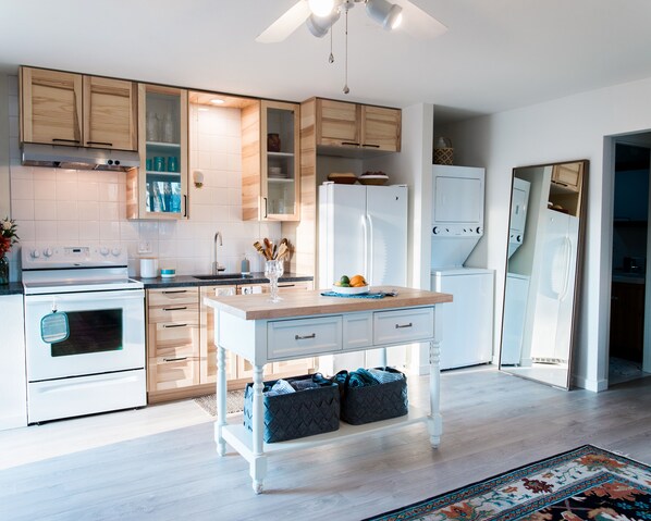 Fridge, microwave, oven, stovetop