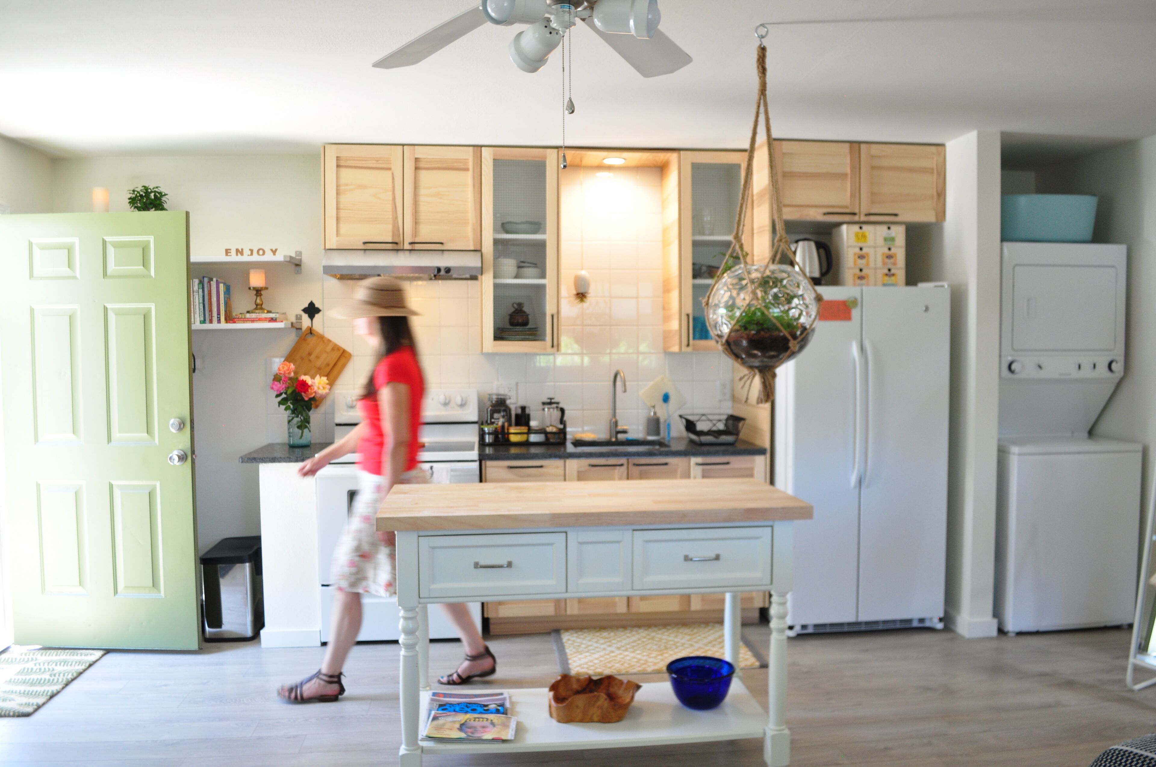 Jääkaappi, mikroaaltouuni, uuni, liesi