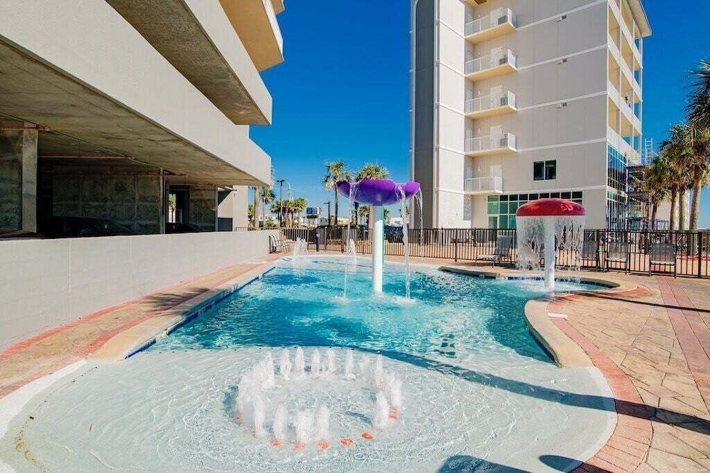 Een binnenzwembad en een verwarmd zwembad