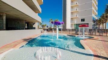 Een binnenzwembad en een verwarmd zwembad