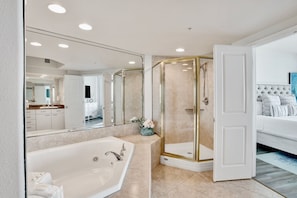 Combined shower/bathtub, hair dryer, towels