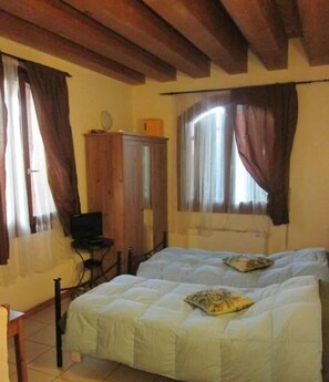 Skrivebord, wi-fi (inkludert) og sengetøy