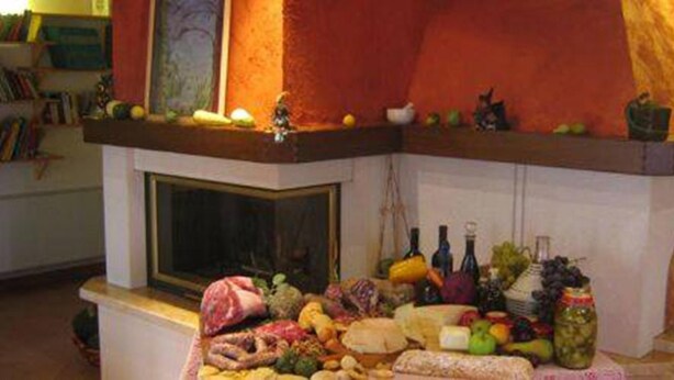 Une cuisine équipée d’un four encastré, avec divers produits alimentaires et ustensiles de cuisine.