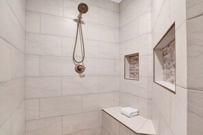 Combined shower/tub, jetted tub, hair dryer, towels