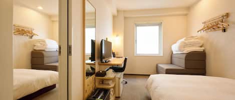 Escritorio, wifi gratis y ropa de cama