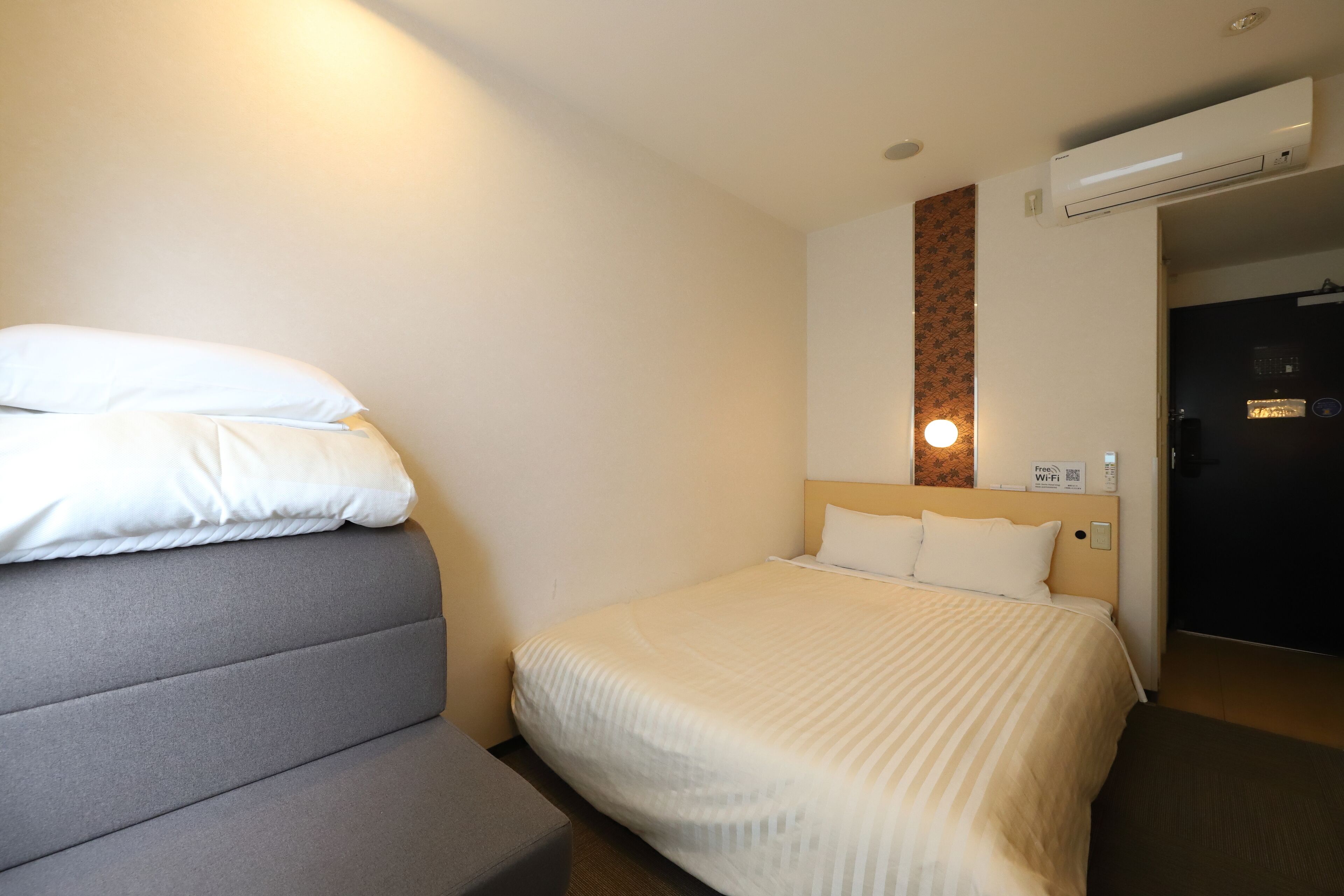 double room, non smoking (with sofa) | desk, free wifi, bed sheets