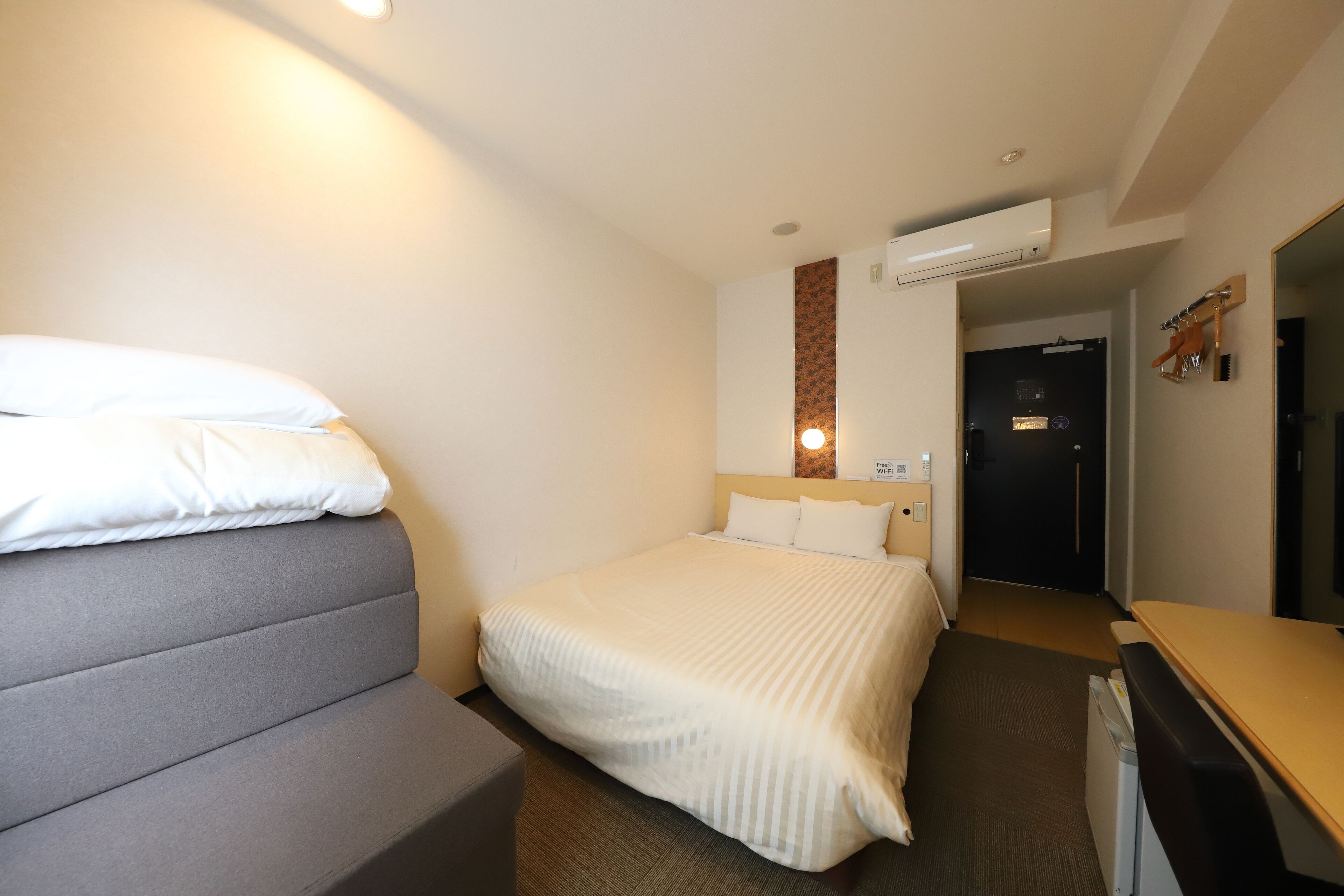 double room, non smoking (with sofa) | desk, free wifi, bed sheets