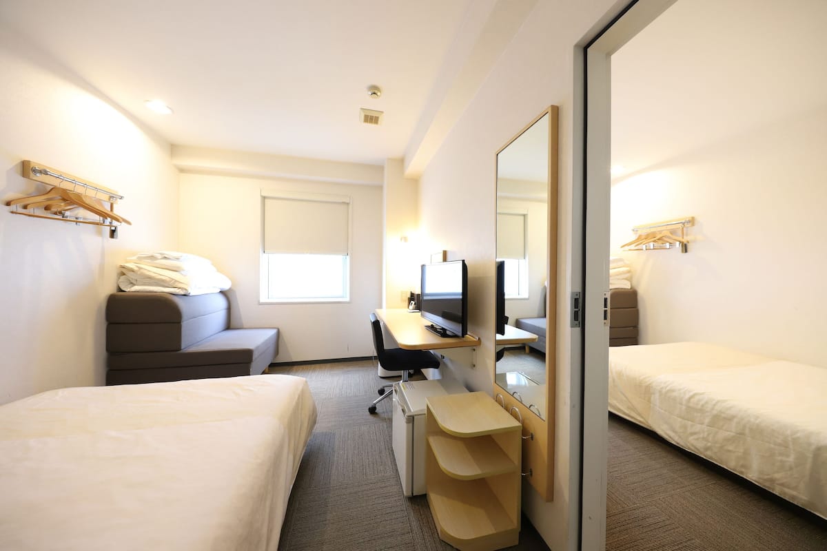 Kamer, niet-roken (Connecting room with sofa) | Een bureau, gratis wifi, beddengoed