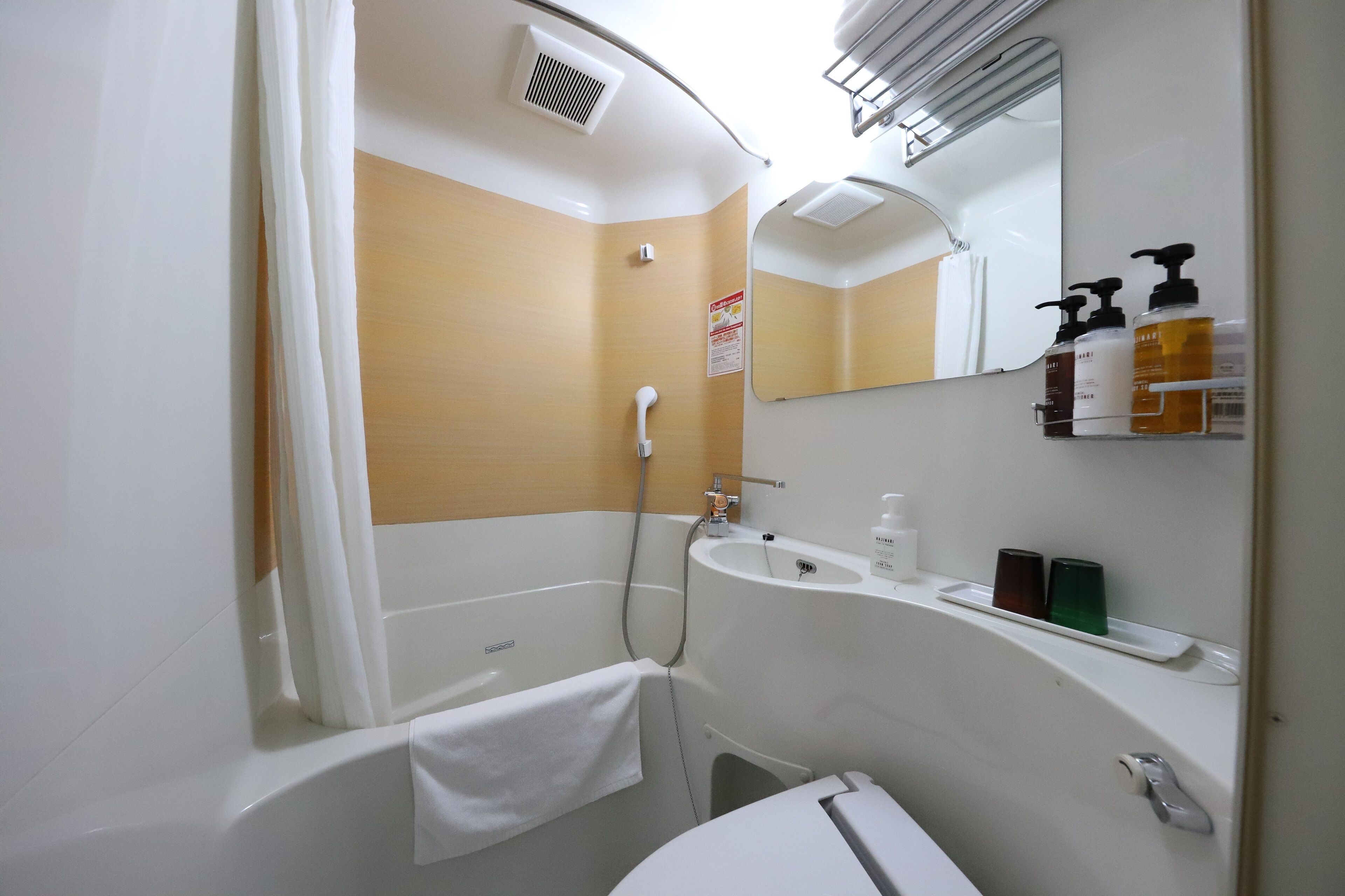 combined shower/bathtub, deep-soaking bathtub, free toiletries