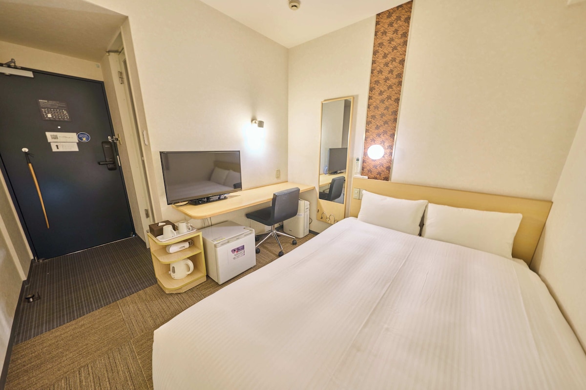 Double Room, Non Smoking | Desk, WiFi (free), bed sheets