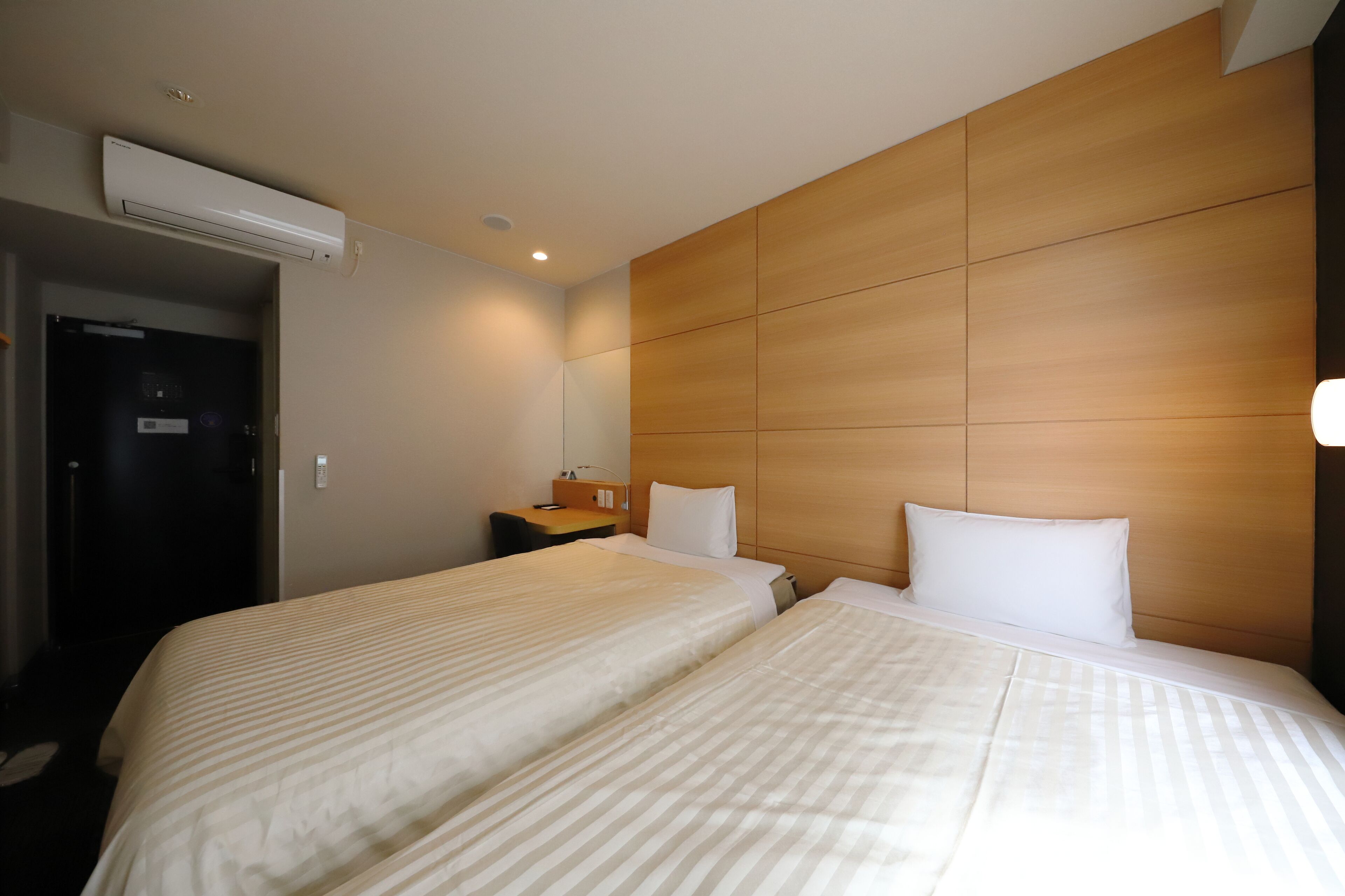 twin room, non smoking | desk, free wifi, bed sheets