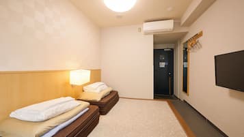 Japanese Twin Room, Non Smoking | Desk, free WiFi, bed sheets